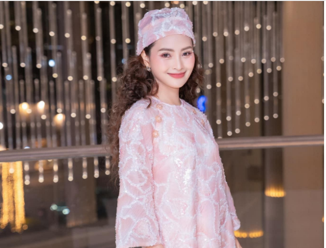 Vẻ đẹp trẻ trung của Huyền Trang. 09887766.png