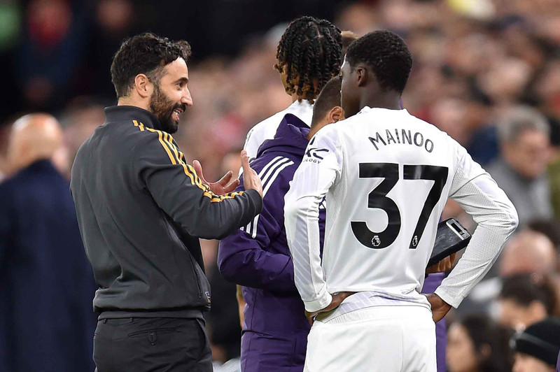 MU hiện vẫn theo đuổi kế hoạch tái cấu trúc dài hạn, với mục tiêu cân bằng giữa đầu tư chuyên môn và kỷ luật tài chính. amorim-mainoo.jpg