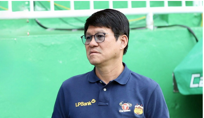 Theo thông tin mới nhất, CLB Ninh Bình đã có quyết định táo bạo khi mời ông Vũ Tiến Thành tạm ngồi 'ghế nóng' sau khi HLV châu Âu ra đi. 0000000000000000000.png