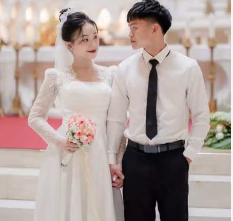 Nguyễn Linh có học vấn ấn tượng khi học tại Đại học Vinh, tốt nghiệp chuyên ngành Sư phạm Ngữ văn loại giỏi vào năm 2024. 57.png