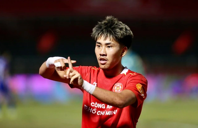 Chỉ sau 5 trận, cầu thủ sinh năm 2006 đã ghi 3 bàn thắng, một hiệu suất đáng kinh ngạc với một tiền vệ mới 20 tuổi vừa đến với bóng đá Việt Nam. 0000009999999999999.png