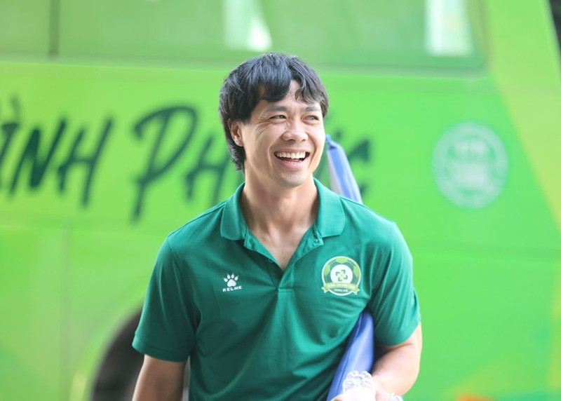 Tiền đạo sinh năm 1995 ra sân với đầu gối phải vẫn được băng bó kỹ song tập luyện với tinh thần tích cực cho thấy chân sút này đang sắp trở lại thi đấu. cong-phuong.jpg