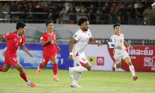 Vừa qua, thầy trò HLV Kim Sang Sik giành chiến thắng 2-0 trước chủ nhà Lào, với các pha lập công của Xuân Son và Tuấn Hải. 09987776.png