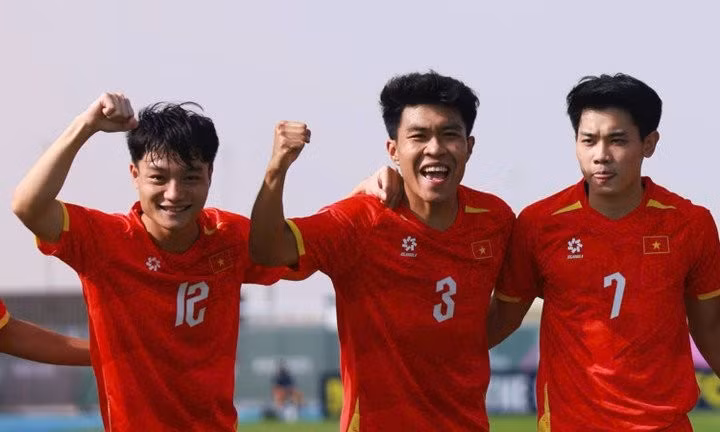 Sau 2 chiến thắng đầu tay tại bảng A vòng chung kết U23 châu Á 2026, U23 Việt Nam đang tạm dẫn đầu bảng A và nắm lợi thế lớn trong việc giành một trong 2 tấm vé vào tứ kết. 1768097242-u23-viet-nam-ly-duc-xuan-bac-dinh-bac-16-width720height432.jpg