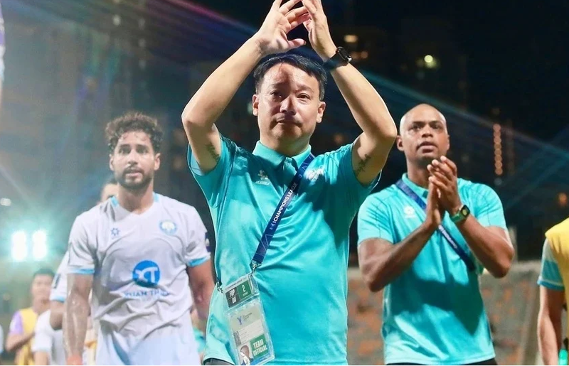 HLV Vũ Hồng Việt xin nghỉ vào cuối tháng 10/2025, sau khi đội nhà để thua trên sân của Gamba Osaka tại Cúp C2 châu Á 2025/26. Và sau 4 tháng, ông Việt đã nhận lời trở lại giúp đội bóng trong thời điểm khó khăn. 000000000000000000.png