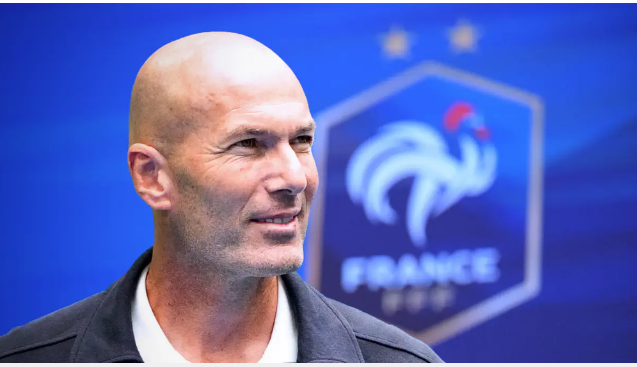 Thời gian qua, loạt câu lạc bộ lớn của châu Âu cũng đã đánh tiếng tới Zidane, song ông vẫn một mực từ chối để chờ cơ hội dẫn dắt đội tuyển Pháp. 00999888.png