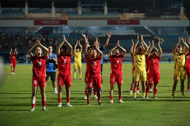 Dù thua trong trận chung kết SEA Games nhưng tuyển nữ Việt Nam vẫn nhận thưởng nóng 400 triệu đồng từ VFF. bdn1-cwrt.jpg