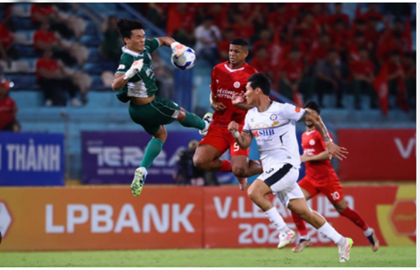 Phút thứ 12 trận đấu giữa Thể Công Viettel và SHB Đà Nẵng trên sân Hàng Đẫy thuộc vòng 7 V-League 25/26, Bùi Tiến Dũng gặp chấn thương nặng sau pha va chạm với tiền đạo Lucao bên phía đối thủ. image-1.png