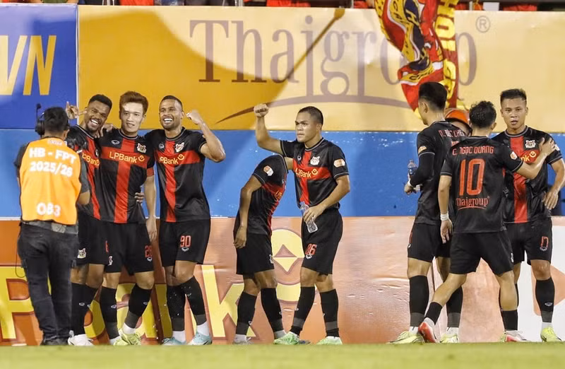 Thời gian qua, trận nào Ninh Bình cũng ghi tối thiểu 2 bàn. Việc đánh bại Hà Tĩnh, Thanh Hóa và đặc biệt là Nam Định đã giúp Ninh Bình gây tiếng vang lớn ở V-League. han3-rihs.jpg