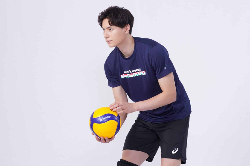 Takahashi, 24 tuổi, cao 1,88 m, nặng 84 kg, là chủ công của tuyển bóng chuyền nam Nhật Bản. rkba07146-2000x1331.jpg