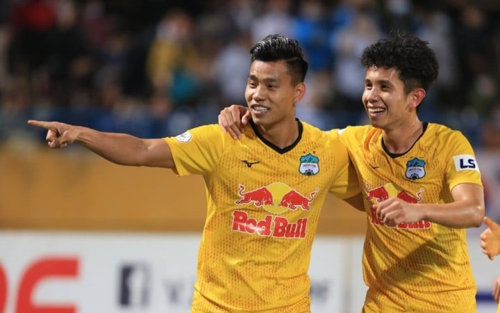 Vũ Văn Thanh cùng những người đồng đội của mình ở Hoàng Anh Gia Lai- Arsenal JMG được bầu Đức đôn lên đội 1 Hoàng Anh Gia Lai năm 2014. van-thanh-hong-duy-01-1657012318355607297171-0-0-450-720-crop-16570124177211264699441.jpg