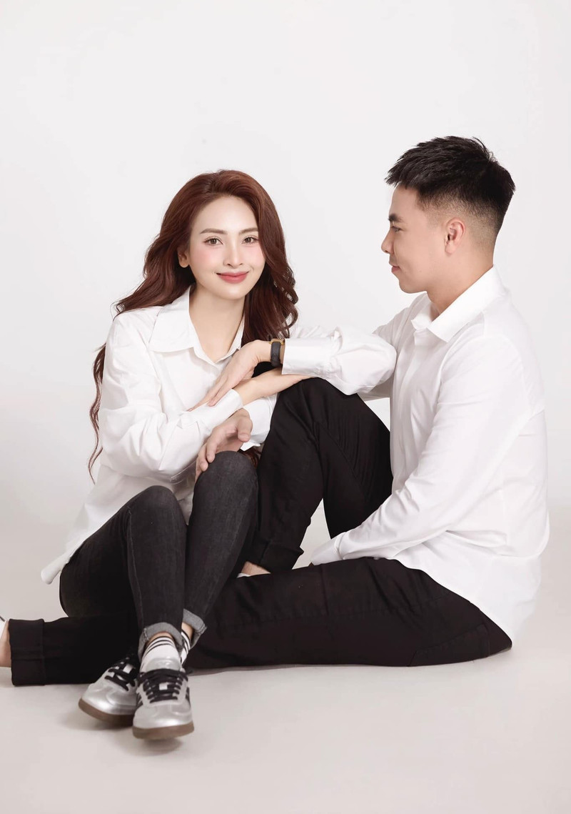 Bạn gái của Đức Huy là MC Huyền Trang sinh năm 1993, hơn Đức Huy 2 tuổi. static-imagesvnncdnnet-vps-images-publish-000001-000003-2025-3-15-huyentrang9-29191.jpg