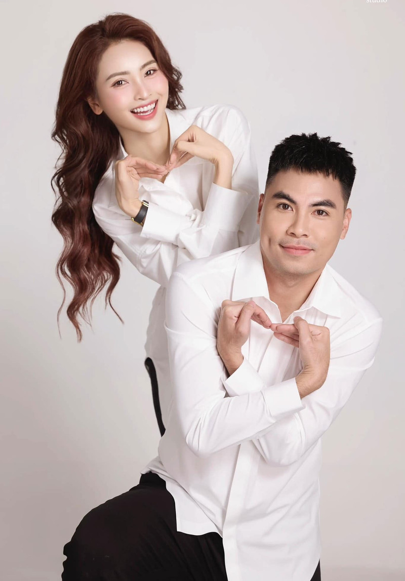 Cựu tuyển thủ Việt Nam được biết đến với biệt danh "Hoàng tử Ả Rập" nhờ ngoại hình và phong cách đặc trưng. static-imagesvnncdnnet-vps-images-publish-000001-000003-2025-3-15-huyentrang7-29193.jpg