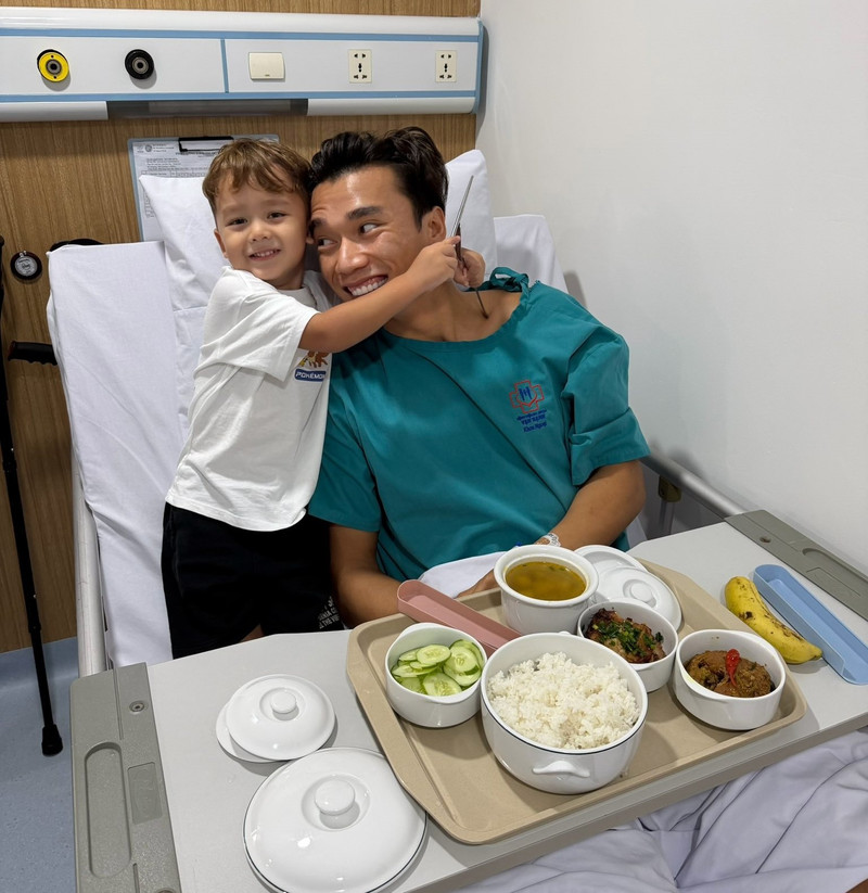 Trên trang cá nhân, Dianka Zakhidova, vợ của Bùi Tiến Dũng, chia sẻ loạt hình ảnh chồng mình sau ca mổ thành công. bui-tien-dung-01-0747.jpg