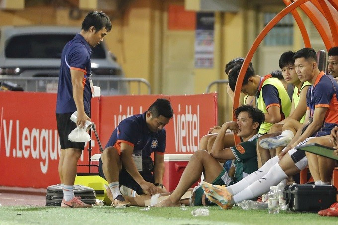 Trước đó, Bùi Tiến Dũng cũng đã vắng mặt kể từ sau thất bại 1-3 trước Ninh Bình FC và không thể ra sân ở các trận gặp PVF-CAND, Becamex TP.HCM và CLB Hà Nội vì chấn thương. bui-tien-dung-2.jpg