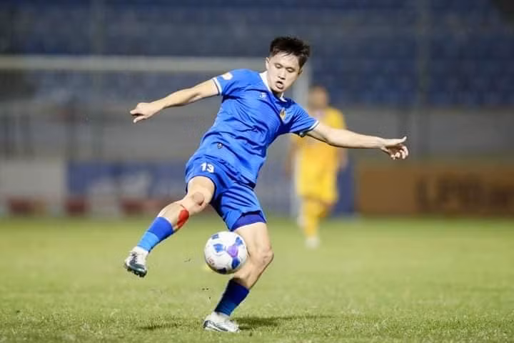 Khổng Minh Gia Bảo của CLB Công an TPHCM tích lũy đủ 3 thẻ vàng nên phải nghỉ thi đấu 1 trận. 481912878-960093429573071-3740638758989701360-n.jpg