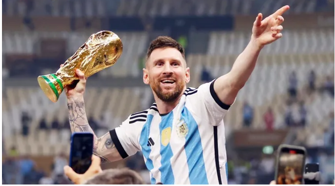 Về thành tích. Messi vô địch 2022, đoạt ngôi Á quân 2014. 999888777.png