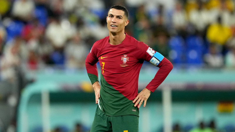 Điều này mang tới tin vui cho C. Ronaldo. Vài ngày trước, xuất hiện thông tin Cr7 muốn Al Nassr chiêu mộ Lewandowski và đội bóng châu Á vẫn đang cân nhắc trước mức lương khổng lồ của cầu thủ này. cristiano-ronaldo-9042.jpg