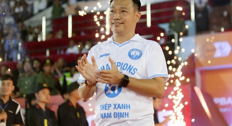 HLV Vũ Hồng Việt đóng góp quan trọng trong thành công của đội bóng thành Nam những năm qua. 09876655.png