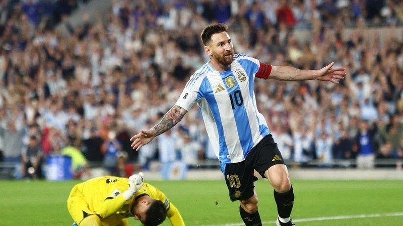 Messi đang là cầu thủ ra sân nhiều nhất lịch sử World Cup với 26 trận. Cầu thủ được bầu MOTM nhiều nhất lịch sử. Cầu thủ ghi bàn và kiến tạo trong tất cả các vòng knock-out của một kỳ (2022). 1729052123121-11152316102024.jpg