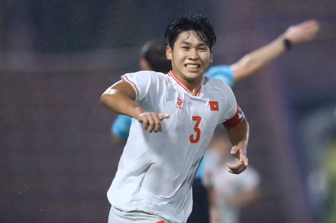 Cùng bộ ba Lê Huy Việt Anh, Nguyễn Văn Bách, Hoàng Trọng Duy Khang (CLB PVF). 3-u17.png