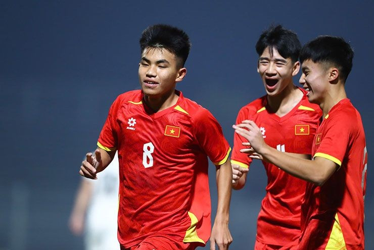 U17 Việt Nam thi đấu không quá quyết liệt song vẫn hoàn thành chỉ tiêu có được 3 điểm và bảo toàn lực lượng cho những vòng đấu kế tiếp. z7265428497604-acc87c5490847b786e3c3c34edf63678-495-1764161212-842-width740height495.jpg