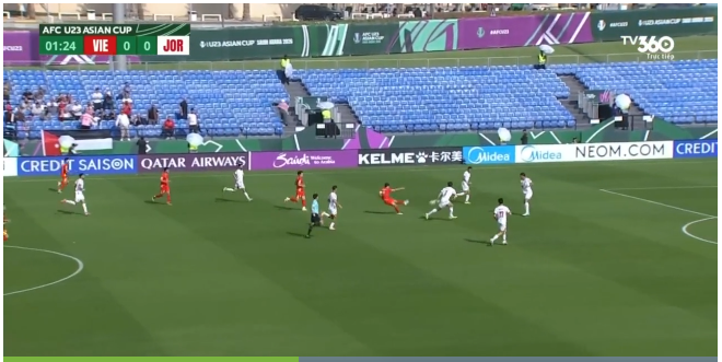 Phút thứ 2 của trận đấu, từ đường phản công nhanh, Văn Khang khéo léo qua người rồi tung ra cú sút từ khoảng cách gần 30 mét. Bóng đi về góc xa khung thành khiến thủ môn U23 Jordan trổ hết tài để cản phá. 0000000000000000000000000000.png