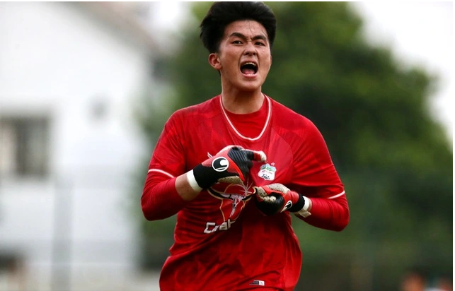 Trong một diễn biến khác, Hoàng Anh Gia Lai vừa bất ngờ gọi trở lại thủ môn Đinh Phước Sang để đăng ký thi đấu trong phần còn lại của V-League 2025/2026. 0000000000000000000.png