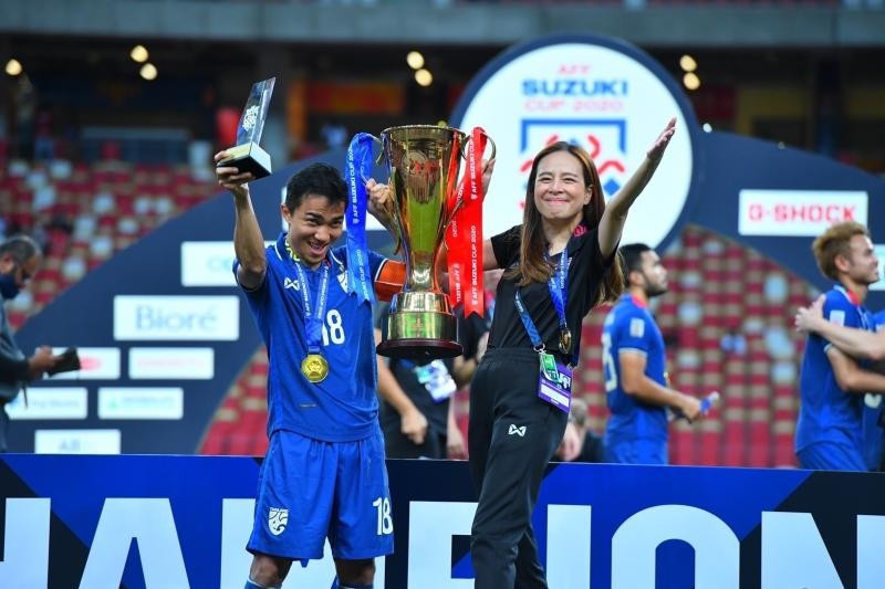 Chanathip cùng đội tuyển Thái Lan 3 lần vô địch AFF Cup vào các năm 2014, 2016, 2020 và đoạt danh hiệu "Cầu thủ xuất sắc nhất" ở cả 3 kỳ mà cầu thủ này tham gia và đăng quang. chanathip-songkrasin-1076.jpg