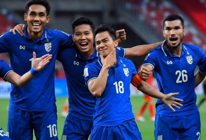 Chanathip cùng Thái Lan vô địch AFF Cup 2014, nhận danh hiệu Cầu thủ xuất sắc nhất giải đấu dù khi đó mới 21 tuổi. chanathip-songkrasin-gay-soc-cho-tuyen-thai-lan-trong-ngay-sinh-nhat-29-tuoi-1915-1727766647-141548.jpg