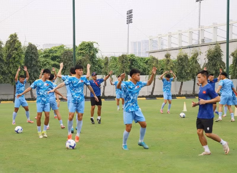 Theo nhận định của Siêu máy tính Chat GPT, U17 Việt Nam sở hữu lối chơi gắn kết với đội hình đồng đều và chất lượng hơn hẳn so với U17 Malaysia trước trận so tài. img-1775729622043-1775736824246.jpg