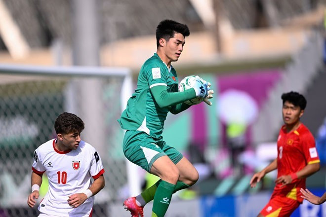 Nửa cuối hiệp một, hàng thủ U23 Việt Nam thi đấu tập trung, liên tục cản phá thành công các đợt hãm thành của U23 Jordan. dvfdfdhdg-1767701350-788-width660height440.jpg