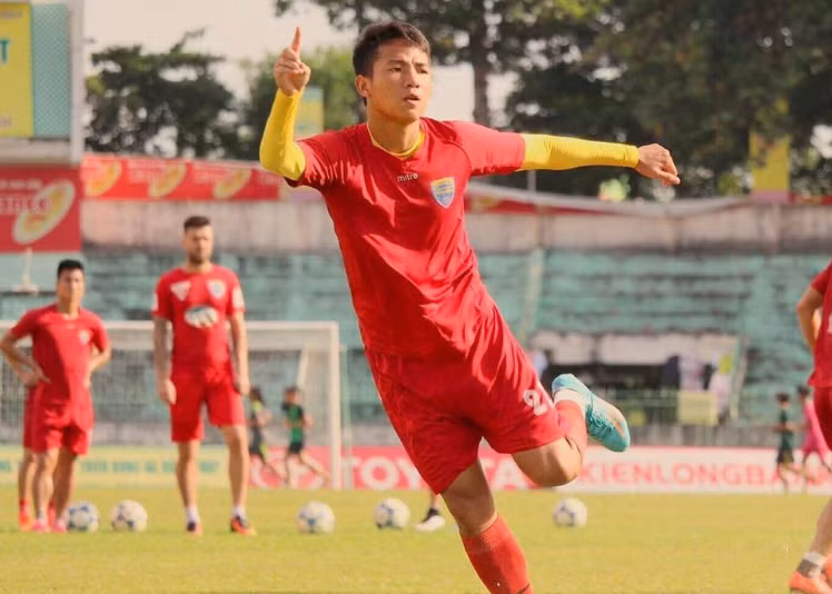 Nguyễn Hữu Dũng sinh năm 1995, là tuyển thủ quốc gia và U23 Việt Nam dưới thời HLV Miura. 9999999999999999999.png