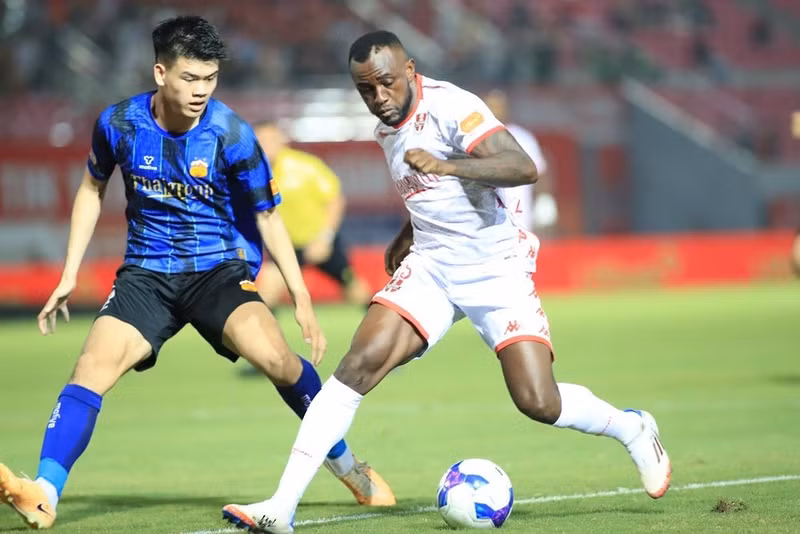 Lúc này xếp cuối bảng xếp hạng đang là Hoàng Anh Gia Lai với chỉ 3 điểm song đang thi đấu ít hơn các đối thủ 1 trận. hagl-het-thuoc-tru-hang-kieu-gi-2992.jpg