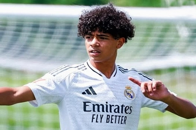 Theo nguồn tin từ The Athletic, Cristiano Jr, - con trai cả của C.Ronaldo - mới đây đã có buổi tập cùng đội U16 Real Madrid tại Tây Ban Nha, qua đó mở ra khả năng gia nhập hệ thống đào tạo trẻ của đội bóng này. 657136827-1301995445367709-982351975695664012-n.jpg