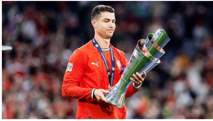 “Bạn có thể phần nào giống C.Ronaldo, vì đó là kết quả của lao động nghiêm túc. Cr7 từng tự nhủ sẽ ngừng phô diễn và bắt đầu làm việc cật lực”. 88888888888888888777777.png