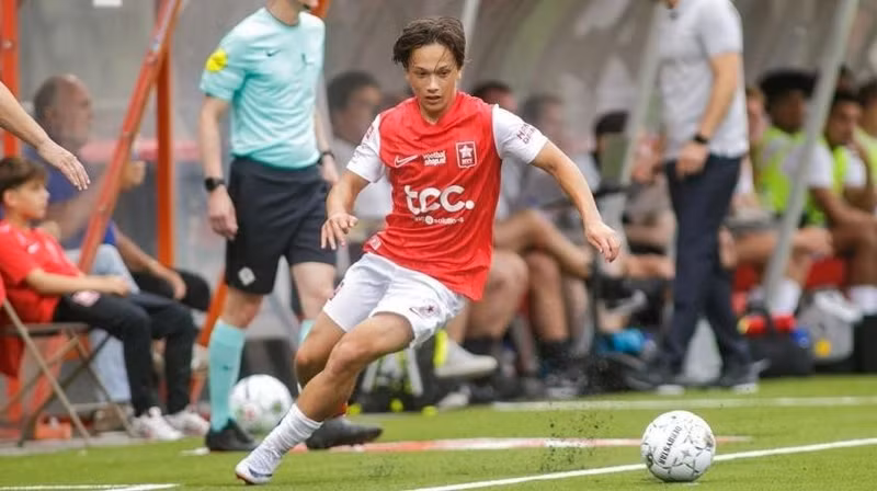 Trong màu áo CLB, Lenn-Minh Trần từng cùng đội U18 KRC Genk vô địch giải U18 Elite 1 - giải đấu trẻ cao nhất của Bỉ 2 năm liên tiếp vào 2024 và 2025, b21b9f87-596d-3af7-aaeb-e45d1a16-68e2fdb34356c-68e4c8e1784a7.jpg