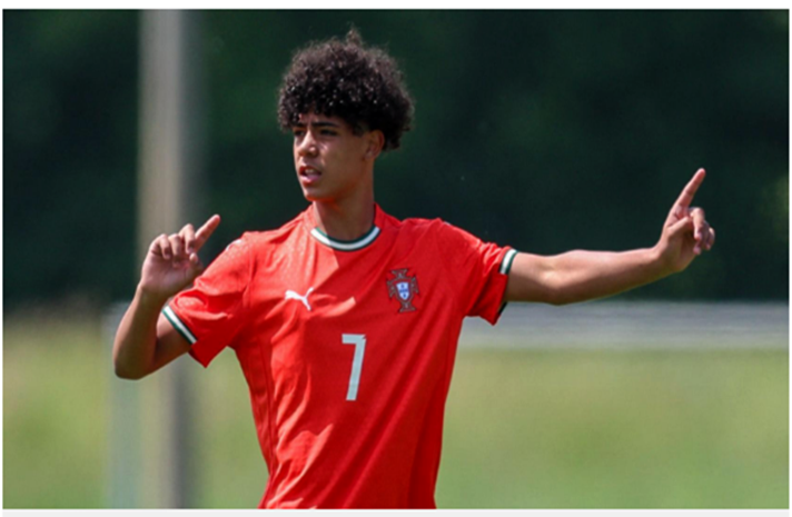 Trước khi chuyển sang Al Nassr, Cristiano Jr cũng từng có thời gian phát triển tại các học viện trẻ của Man Utd và Juventus, hai đội bóng cũ của cha anh. 00000000000000000000000000-6730.png