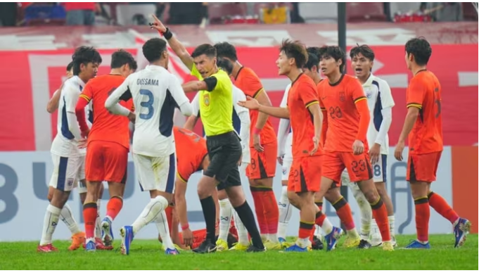 Trong khi đó, hậu vệ cánh Oussama Thiangkham cũng sẽ phải nghỉ trận đấu U23 Thái Lan gặp U23 Việt Nam do đã nhận thẻ đỏ trong trận gặp U23 Trung Quốc. 0000000000000000.png