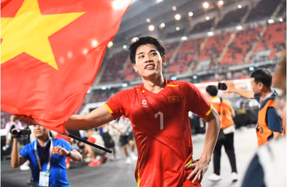 Đình Bắc tiết lộ, giờ nghỉ giải lao, anh em nói chuyện với nhau rằng phải điều chỉnh lại và cố gắng ghi bàn thắng. 0000000000000000000000000000000000000000000000.png