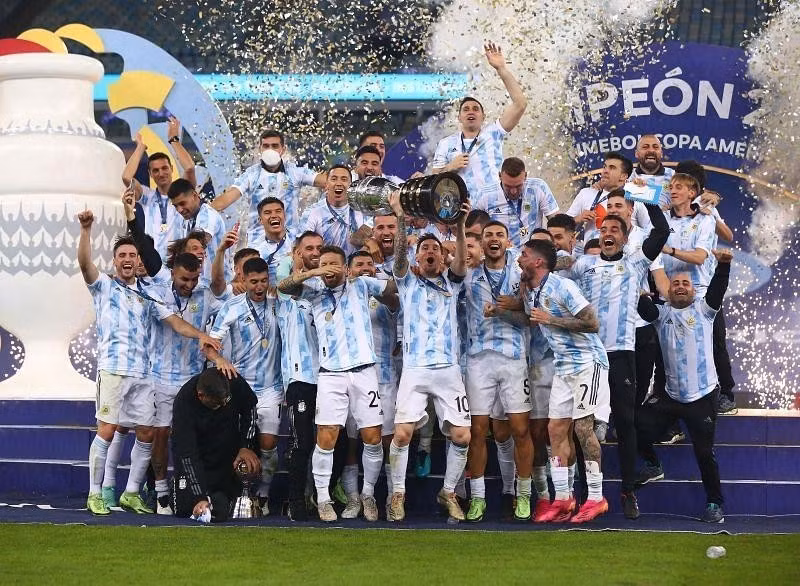 Tuyển Argentina của Messi sẽ là đội thứ 3 làm được điều này, nếu đăng quang năm 2026. Trong trận chung kết World Cup 2022, Messi và đồng đội thắng Pháp trên loạt đá luân lưu. 1.jpg