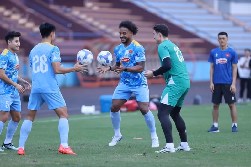 Từ ngày 12/14, đội sẽ tập với đầy đủ lực lượng trước khi lên đường sang Lào vào ngày 15/11. 580474270-1163679155965996-2638839976769218968-n-691335ef2359e.jpg