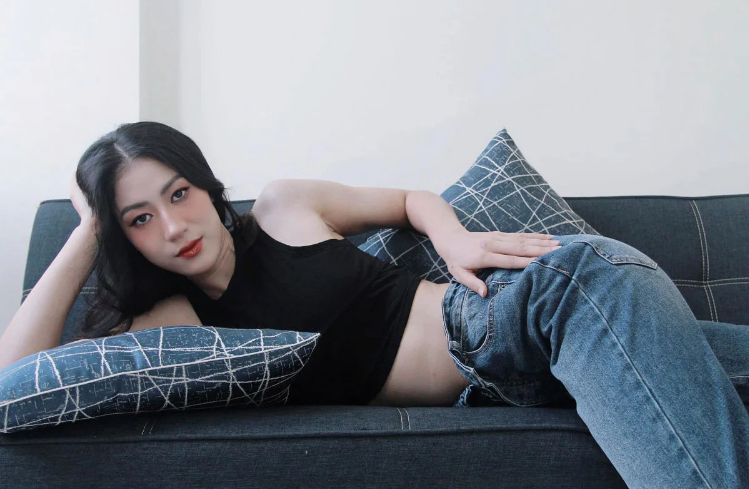 Kiều Trinh tạo dáng quyến rũ. 7777.png