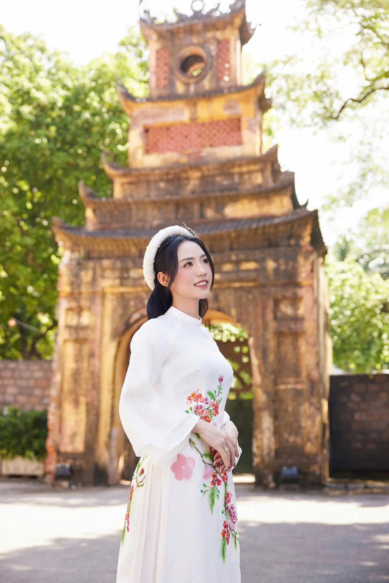 Trần Thị Duyên đẹp rạng rỡ trong trang phục truyền thống. tran-thi-duyen-9-108564.jpg