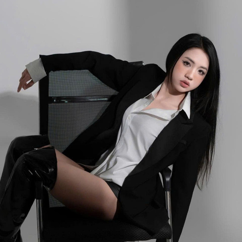 Hậu vệ trẻ của đội tuyển nữ Việt Nam tạo dáng vô cùng đáng yêu nữ tính. tran-thi-duyen-8-108563.jpg