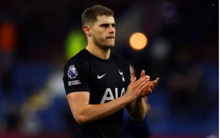 Chia sẻ trên kênh YouTube cá nhân, Romano khẳng định: "Về Van de Ven và Man United, với những tin đồn trong 24 đến 48 giờ qua, tôi đã nhận được rất nhiều câu hỏi. 0000000000000999999999-7580.png