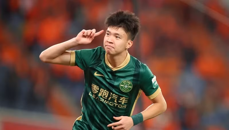 Wang Yudong ký hợp đồng chuyên nghiệp với Zhejiang FC từ năm 16 tuổi và hiện là hạt nhân lối chơi của U23 Trung Quốc. 88888888888888888888-7803.png