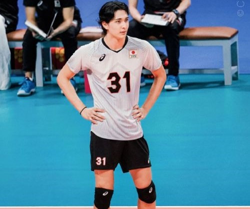 Lên trung học, Takahashi nhanh chóng khẳng định năng khiếu, dẫn đội giành suất dự giải toàn quốc. keihan1.jpg