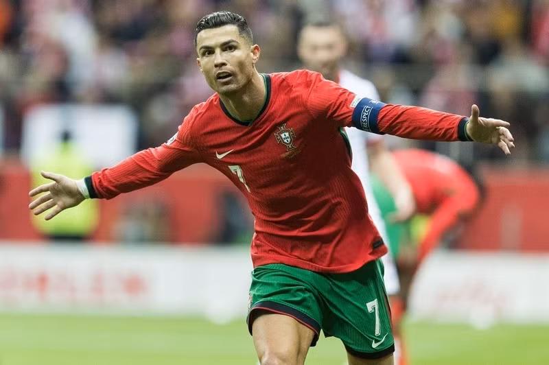 ronaldo-bo-dao-nha-ba-lan-1728782319.jpg