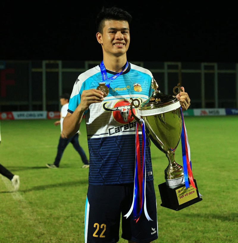 Đinh Quang Kiệt cũng là cầu thủ cao nhất từng được triệu tập lên đội tuyển Việt Nam cho tới thời điểm hiện tại. dinh-quang-kiet-1-1006.jpg